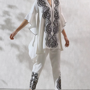 ชุดเซ็ตสองชิ้นลำลองสำหรับผู้หญิง สไตล์ฤดูร้อน ทันสมัย ความยาวเหนือเข่า กางเกงขาสั้นปักลาย พร้อมเสื้อทอผ้าลายดอกไม้ยาว ความยาวสั้น ลายเรียบ - Product Image 1