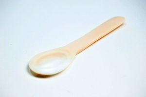 Cuillère à caviar en nacre, accessoire de table en coquillage naturel de qualité supérieure pour les amateurs de fruits de mer et la restauration haut de gamme - Product Image 1