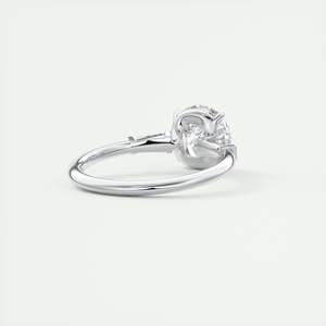 Anillo de compromiso de tres piedras con centro redondo de 2.15 quilates y piedras laterales tipo baguette en oro blanco de 14 quilates - Product Image 3