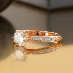 แหวนเพชรเม็ดเดี่ยวทรงกลม 1.01 กะรัต แบบฝังเพชรรอบวง ทองคำขาว 14K  สำหรับงานหมั้น คุณภาพเยี่ยม (VVS2) รับรองโดย IGI ทองคำเหลืองสำหรับงานแต่งงาน - Product Image 2