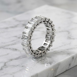 Bague éternité large sertie de 6,30 carats de pierres taille émeraude - Product Image 3