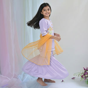 Conjunto de Túnica Sharara de Lavanda de Alta Calidad en Color Morado Claro con Bordado y Dupatta con Borde de Encaje, Colección Festiva - Product Image 4