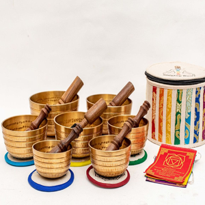 Juego de cuencos tibetanos de latón con símbolo de los siete chakras grabado, con estuche rojo, disponible a precios de mayorista. - Product Image 2