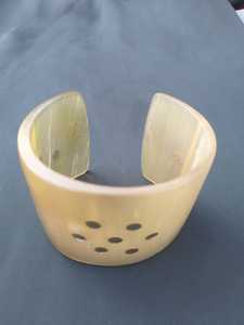 Brazalete de Cuerno de Vaca Natural al por Mayor, Hecho a Mano con Patrón Animal, Moderno, Regalo de Moda Cristiana para Mujer - Product Image 3