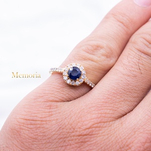 Bague de fiançailles en or jaune massif 18 carats avec halo de saphirs bleus naturels et diamants, bijoux fins pour femmes, Memoria Jewels - Product Image 4