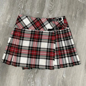 Jupe écossaise Stewart pour femme, mini-kilt plissé rouge à carreaux avec boucle, vente en gros - Product Image 1