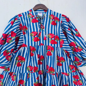 Vestido largo de algodón artesanal moderno con estampado de fresas y mangas abullonadas voluminosas, ligero, ideal para el verano. - Product Image 4