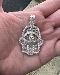 Colgante Hamsa con Esmeraldas y Moissanitas de Corte Redondo, Diseño Personalizado, en Plata de Ley 925, Joyería Hip Hop a Precio de Mayoreo - Product Image 4