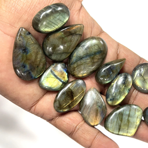 ลาบราดอไรต์สีเหลืองธรรมชาติ รูปทรงคาโบชอง ขนาดคละ 20 ถึง 30 มม. ประมาณนั้น - Product Image 1