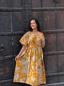 Robe de nuit décontractée pour femme en coton imprimé floral, col en V, manches courtes, avec cordon de serrage, longueur genou, en tissu tissé respirant pour l'été - Product Image 1