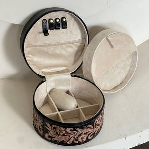 Boîte à bijoux ronde en cuir de vache véritable, entièrement travaillée à la main, avec embossage floral, style vintage, durable, pour le rangement des bijoux - Product Image 6