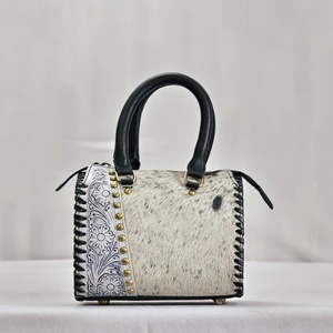 Bolso de Hombro de Diseño de Cuero Duradero con Asa Superior, Cierre de Cremallera y Panel Floral Grabado, Estilo Vintage de Lujo en Piel de Vacuno - Product Image 1