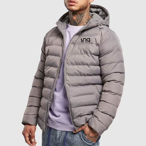 Chaqueta acolchada elegante con exterior suave y relleno esponjoso para mayor calidez en temporadas frías - Product Image 1