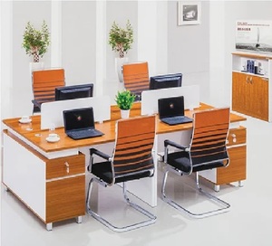 Poste de travail de bureau contemporain pour 4 personnes avec unités de rangement paravents en bois et chaises modernes de style visiteur - Product Image 1