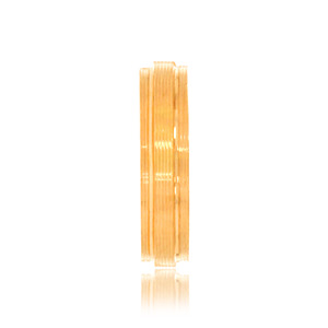 Bague de mariage élégante et luxueuse pour homme avec motif de rainures parallèles complexes, profil arrondi et finition dorée polie miroir - Product Image 3
