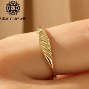 Bague minimaliste en forme de plume plaquée or Charm_Jewells, unisexe, à porter au quotidien - Product Image 5