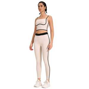 Conjunto de Yoga para Mujer de Diseño Único, Hecho de Poliéster para Uso en Exteriores - Product Image 1