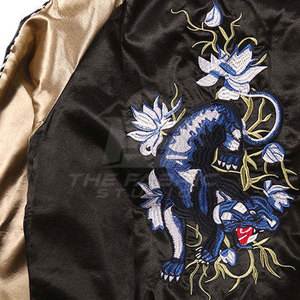 เสื้อแจ็คเก็ตผ้าซาตินปักลายพรีเมียมจาก Fabric Studio แบบสั่งทำพิเศษ ด้านหน้าเป็นผ้าซูกะจัน เป็นมิตรกับสิ่งแวดล้อม ระบายอากาศได้ดี น้ำหนักเบา แฟชั่นทันสมัยสำหรับผู้ชาย - Product Image 3