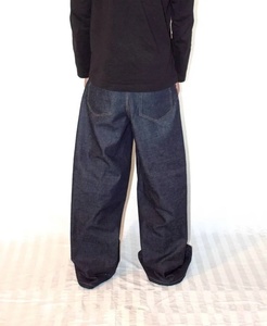 Pantalones de mezclilla vintage para hombre con efecto lavado y detalles de cuero, corte ajustado casual - Product Image 2