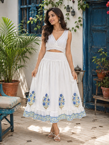 Falda midi blanca con estampado artesanal de Jaipur, cintura elástica fruncida, diseño escalonado, 100% algodón, con estampado floral Butta y borde con volantes. - Product Image 2