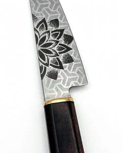 Outil utilitaire d'extérieur en acier, à lame droite, gravé au laser avec un motif floral de lotus, fabriqué à la main, avec manche en bois dur. - Product Image 2