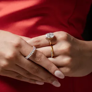Bague de luxe ovale en or jaune avec diamant solitaire de laboratoire serti en bypass pour femme, idéale pour fiançailles et mariage, avec certification IGI - Product Image 3