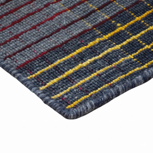 Tapis en laine tissée plate à carreaux gris anthracite, bordeaux et moutarde, motif tartan moderne, antidérapant et écologique pour salon - Product Image 6