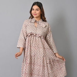 Robe trapèze décontractée et habillée pour femme en mousseline de coton 100% écologique, imprimée numériquement à motifs floraux indiens, brodée, taille naturelle, respirante - Product Image 1