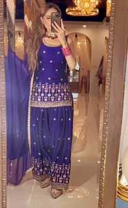 Lanzamiento del Nuevo Conjunto de Fiesta de Diseñador: Top, Dhoti Salwar y Dupatta de Seda Chinon con Bordado y Lentejuelas - Product Image 3