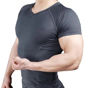Fabricant de vêtements de sport personnalisés, t-shirt de compression pour la gym et le fitness, coton et polyester de qualité supérieure, impression sérigraphique sur mesure. - Product Image 3