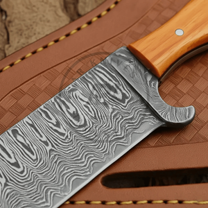 Couteau de chasse artisanal en acier Damas |   Couteau utilitaire Bull Cutter pour l'extérieur |   Couteau à lame pleine en bois de Pakka avec fourreau en cuir OEM - Product Image 4