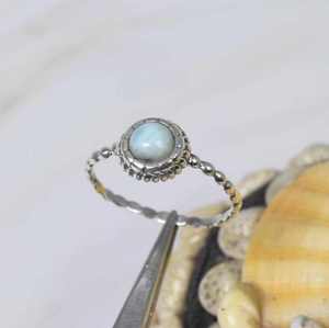 Anillo de plata de ley 925 con larimar natural tallado en forma redonda, anillo de larimar hecho a mano para fiestas, anillo de moda para mujer. - Product Image 1