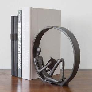Serre-livres en métal avec sculpture de figurine lisant, design circulaire, décoration artistique faite à la main pour table de salon - Product Image 1