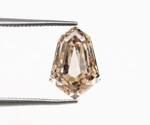 Diamante de laboratorio CVD de 2.0 quilates, corte escudo, color champán elegante, claridad VVS-VS, color elegante, personalizable para anillo. - Product Image 1