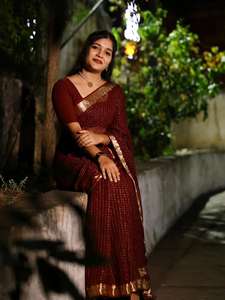 Sari de Georgette de Viscosa Pura con Pallu y Blusa con Borde de Jacquard Ruso de Viscosa del Mismo Tono para Fiesta - Product Image 5