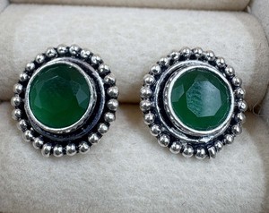 Boucles d'oreilles fines en argent sterling 925 avec onyx vert rond fait main, serti clos, pierre précieuse de 8 mm, pour soirée - Product Image 1