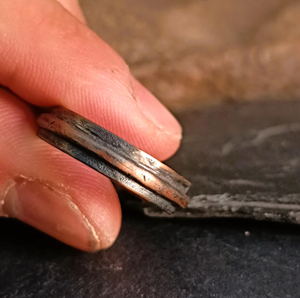 Bague magnétique en cuivre pur forgé à la main, de qualité supérieure, pour la santé, motif rainuré oxydé, vente en gros - Product Image 1