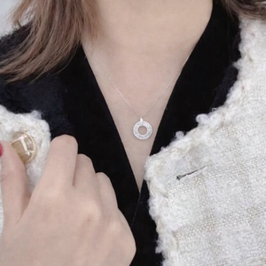 Pendentif rond en moissanite véritable 2,00 carats, taille baguette, plaqué or blanc 14 carats sur argent - Product Image 5