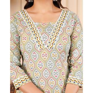 ชุดสلوارผ้าฝ้ายพิมพ์ลายดิจิทัลสีเขียวพาสเทลของ Aarti Fashion สำหรับผู้หญิง พร้อมดีไซน์ตกแต่งคอเสื้อแบบดีไซเนอร์ เสื้อผ้าสไตล์อินเดีย-ปากีสถาน - Product Image 4