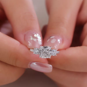 แหวนหมั้นทรงคุชชั่นที่ดีที่สุด เพชรเพาะเลี้ยง ได้รับการรับรองจาก IGI สี D E F ความสะอาดระดับ VVS VS ตัวเรือนทองคำ ทองชมพู ทองขาว เงิน - Product Image 2