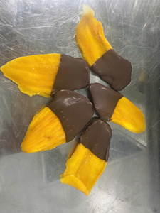 Tranches de mangue séchée biologique enrobées de chocolat noir/blanc et saveur vanille - Emballage cadeau - Product Image 6