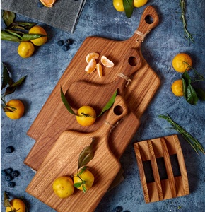Planche à charcuterie artistique en bois pour présenter des variétés de fromages, des fruits, des craquelins et des friandises délicieuses aux invités - Product Image 6