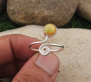 Bague Solitaire Classique Bohème Faite à la Main en Argent Sterling 925 avec Opale Ronde Sertie en Bezel, Certifiée Jaipur, Unisexe, pour Mariage - Product Image 1