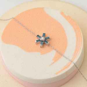 Bracelet flocon de neige en topaze bleue, chaîne délicate, bijou minimaliste d'hiver, cadeau pour elle - Product Image 4