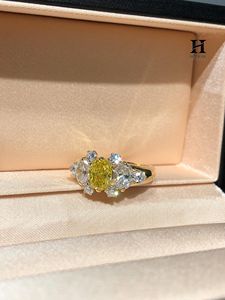 Anillo de compromiso vintage de oro de 14 quilates con diamantes amarillos de corte ovalado y múltiples piedras para mujer - Product Image 2