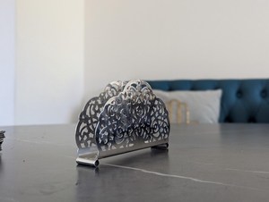 Support de serviettes en métal poli moderne, design semi-circulaire en filigrane, décoration de table en dentelle argentée, utilisation pour les fêtes, durable - Product Image 4