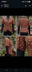 เสื้อเบลาส์คอวีลายจุดสีน้ำตาลแขนสั้นผูกเอวผ้าชีฟองสำหรับใส่ทำงานแบบลำลอง - Product Image 4