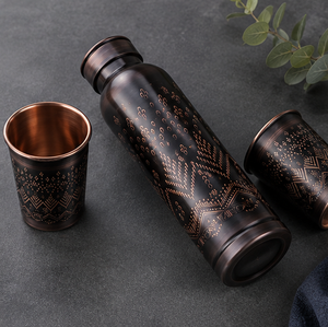 Bouteille d'eau en cuivre pur de luxe avec deux verres à motifs tribaux – Vaisselle pour la maison, les voyages et les fêtes - Product Image 3