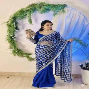 VASTRA COTTAGE Sari de Seda Satinada Pura y Suave con Bordado de Espejos Auténticos, Borde de Encaje Elegante, Pallu de Organza con Blusa de Trabajo Elaborado - Product Image 1