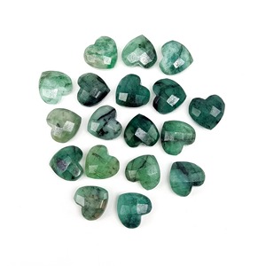 Pierre précieuse naturelle émeraude en forme de cœur, facettée, 10 mm, pendentif cœur sculpté à la main, pierre en vrac, vente en gros, fabrication de bijoux - Product Image 1